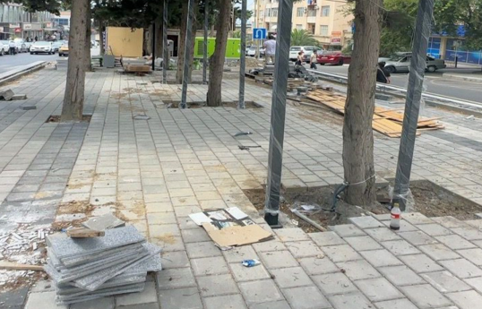 Bakının mərkəzində qanunsuz quraşdırılan metal konstruksiyalar sökülüb - FOTO 
