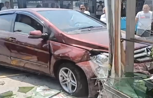 Sumqayıtda avtomobil mağazaya çırpılıb, xəsarət alan var - VİDEO 