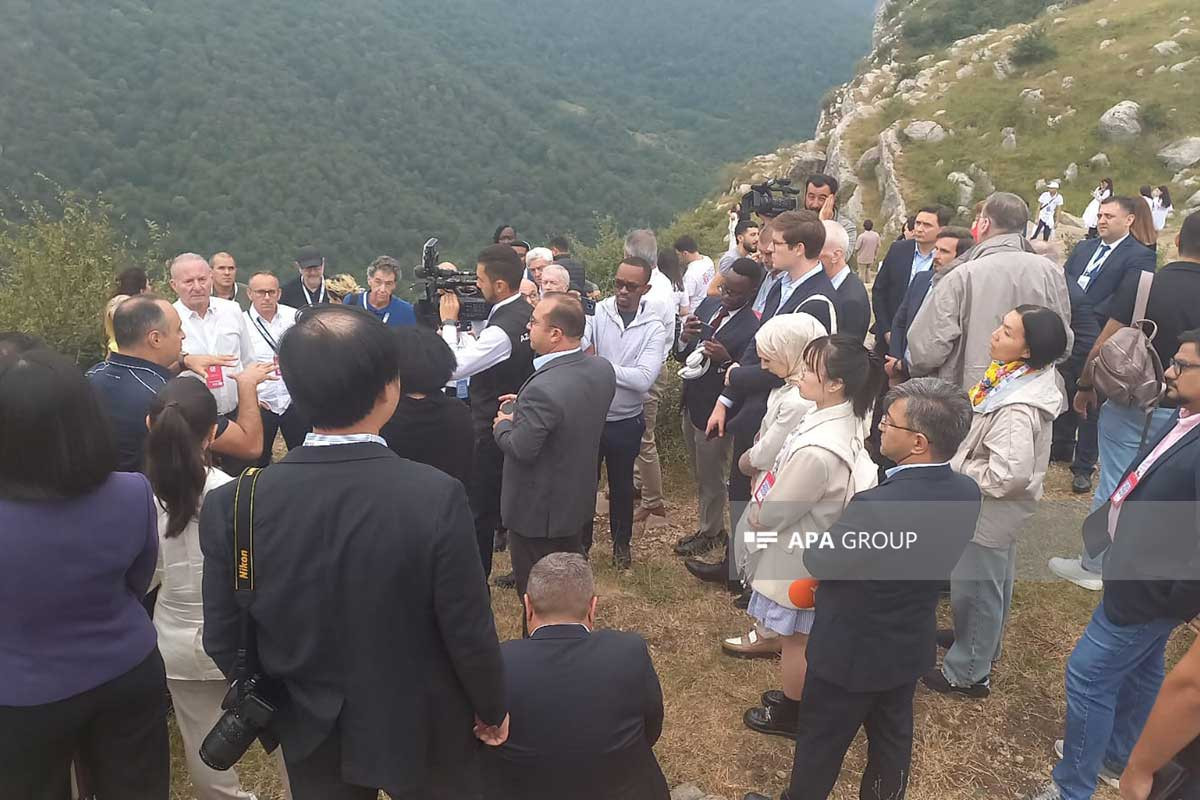 II Qlobal Media Forumunun iştirakçıları Şuşa şəhərinə gəzintiyə çıxıblar - FOTO 