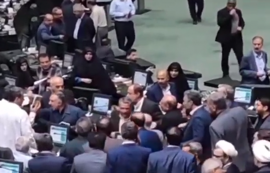 İran parlamentində gərginlik yaşanıb - FOTO 