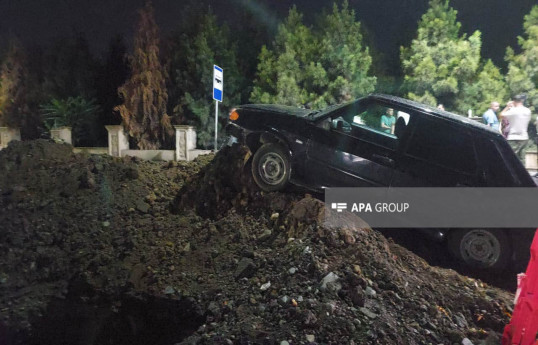 Gəncədə minik maşını qazılan yolda torpaq təpəsinə çırpılıb - FOTO 