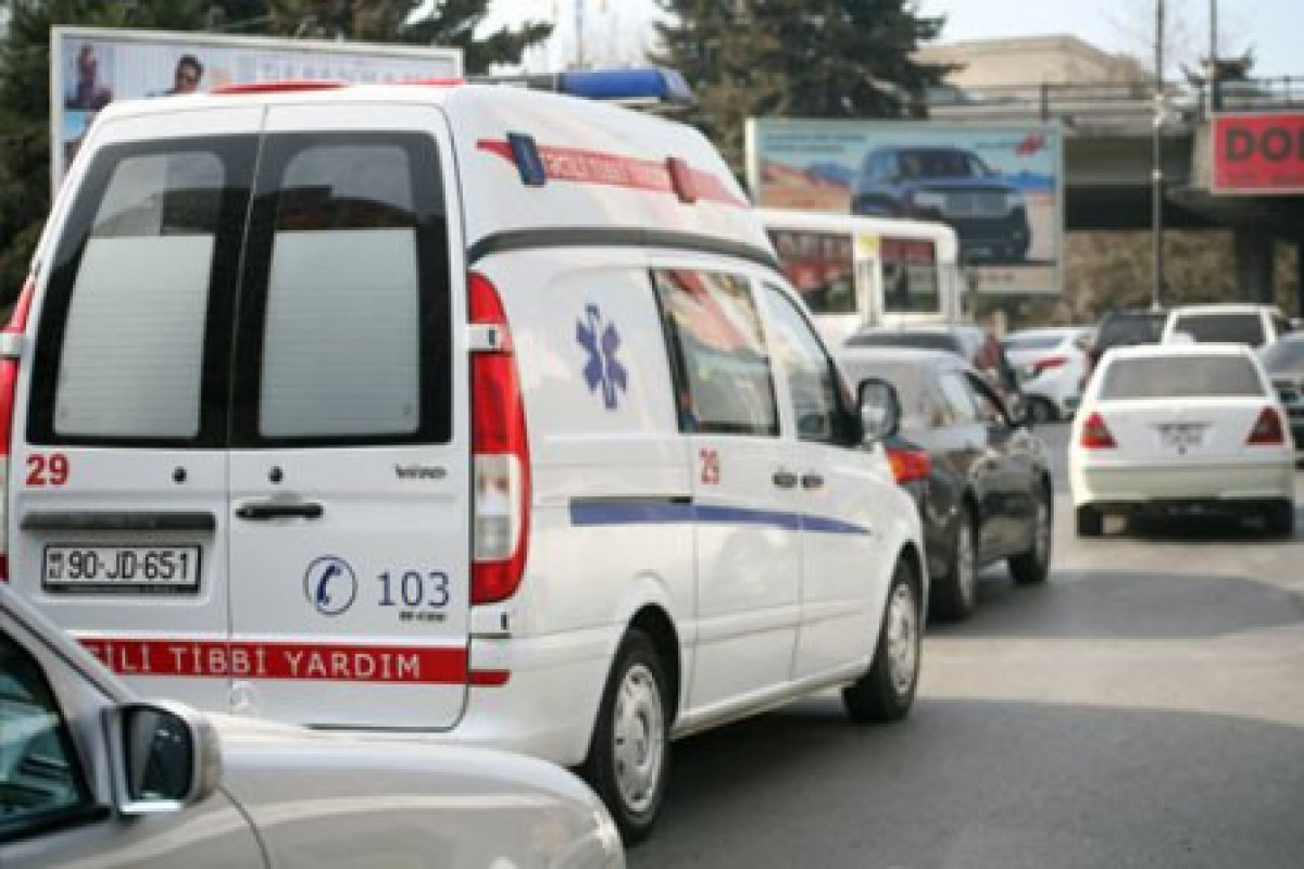 Bakı sakini dava zamanı bıçaqlanıb