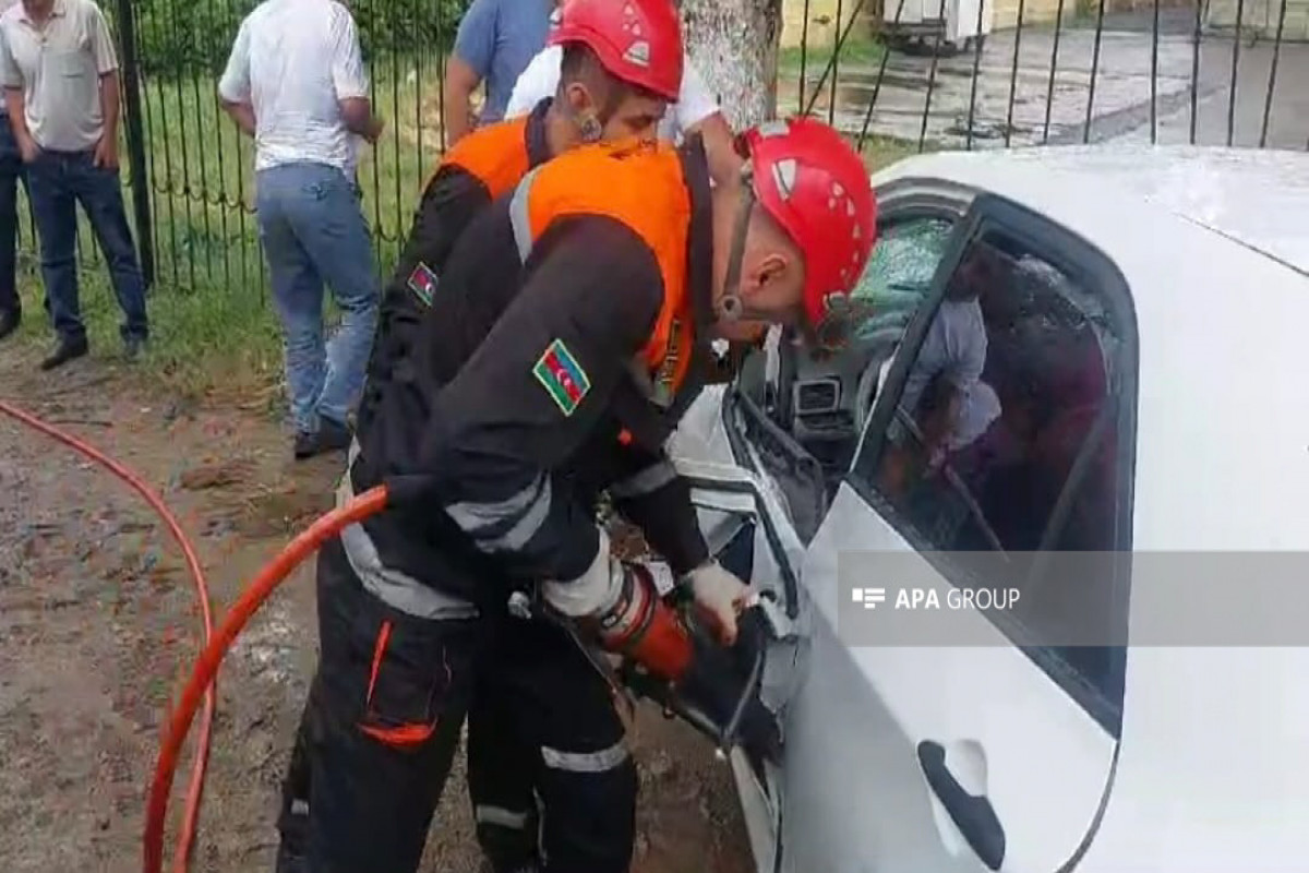 Lənkəranda avtomobil ağaca çırpılıb, xəsarət alan var - FOTO  - VİDEO  - YENİLƏNİB 