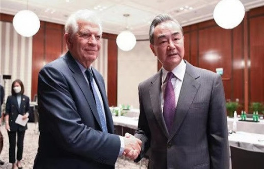 Borrell Çinin xarici işlər naziri ilə görüşüb