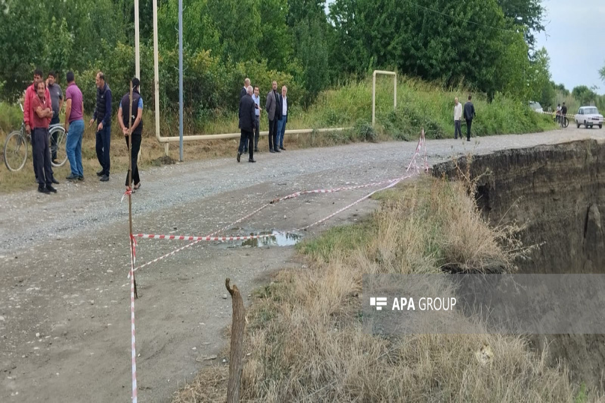 Qudyalçaya gələn güclü sel kəndin yolunu uçurub - FOTO 