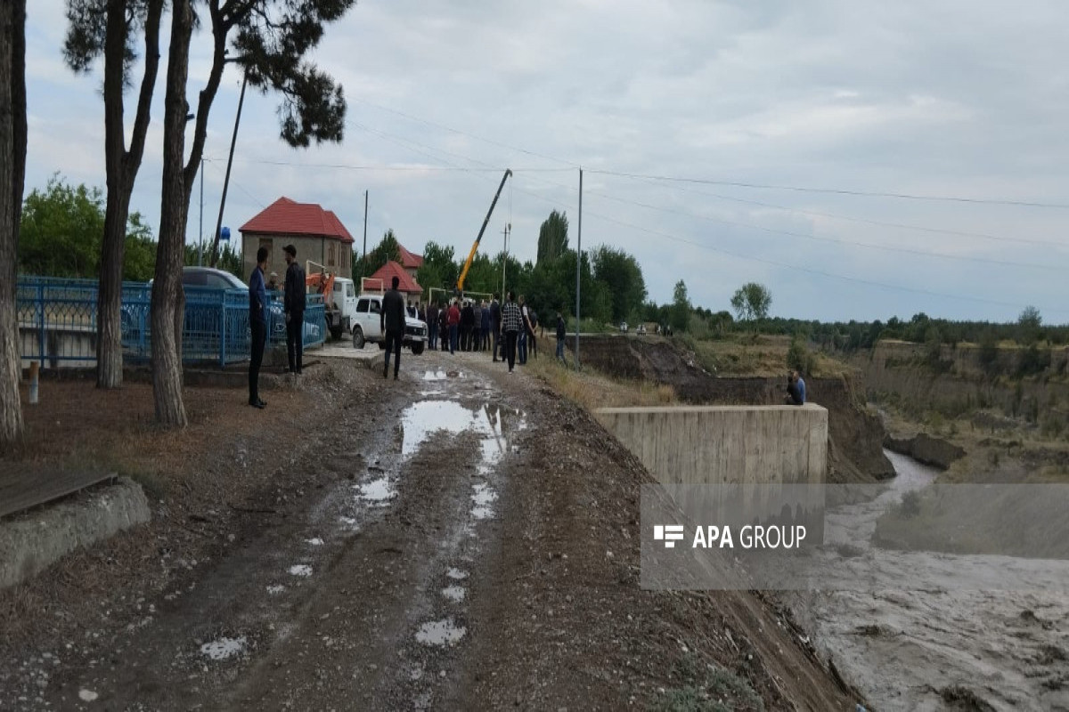 Qudyalçaya gələn güclü sel kəndin yolunu uçurub - FOTO 