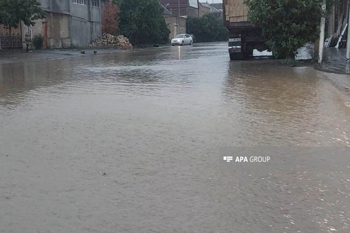 Gəncədə yağışdan sonra gələn sel suları evlərə dolub - FOTO  - YENİLƏNİB 
