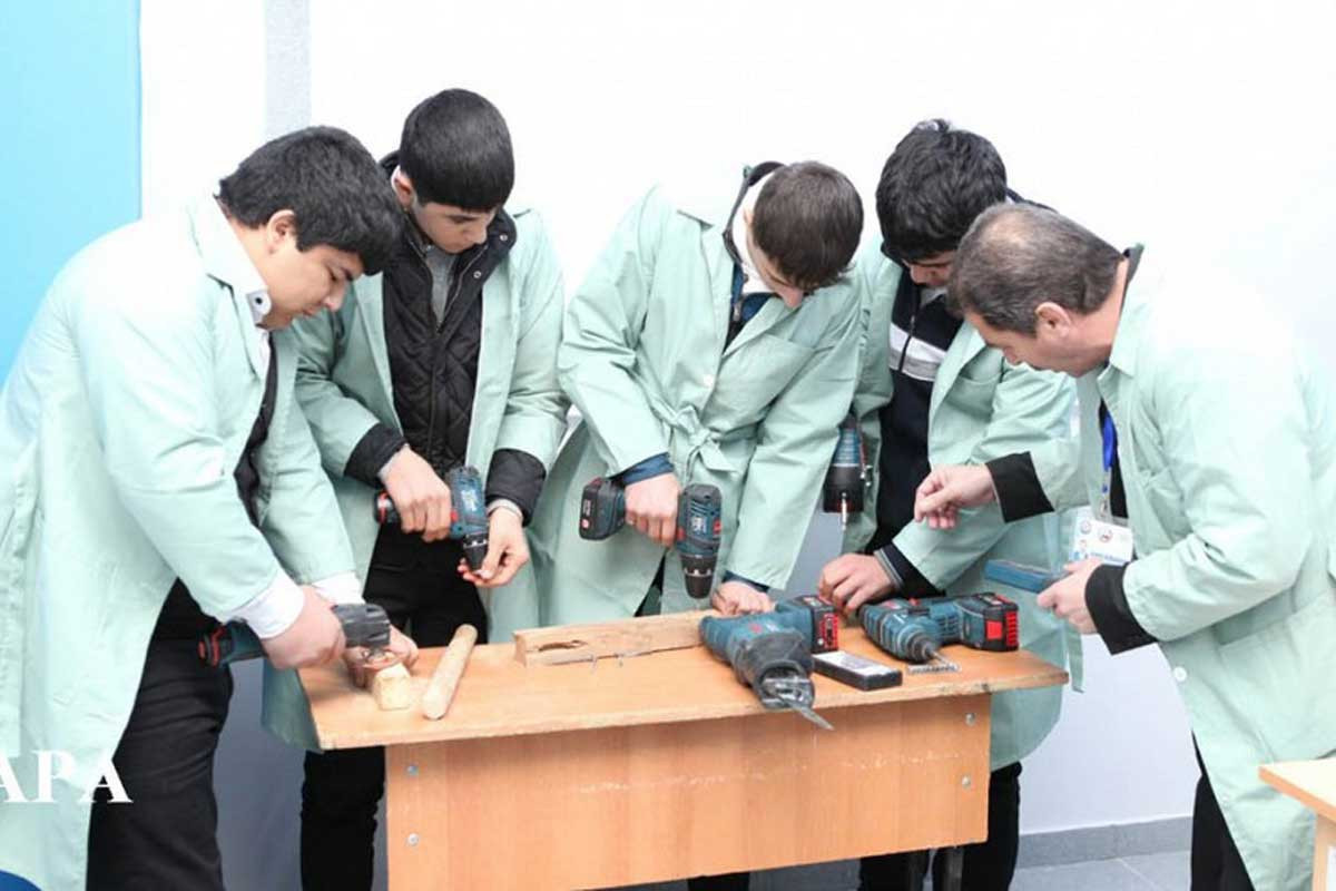 В Азербайджане вдвое уменьшается размер стипендии лиц, привлекаемых к профподготовке