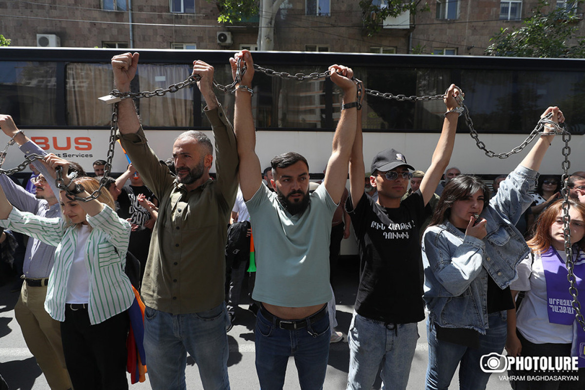Armenian protesters chained themselves in Yerevan