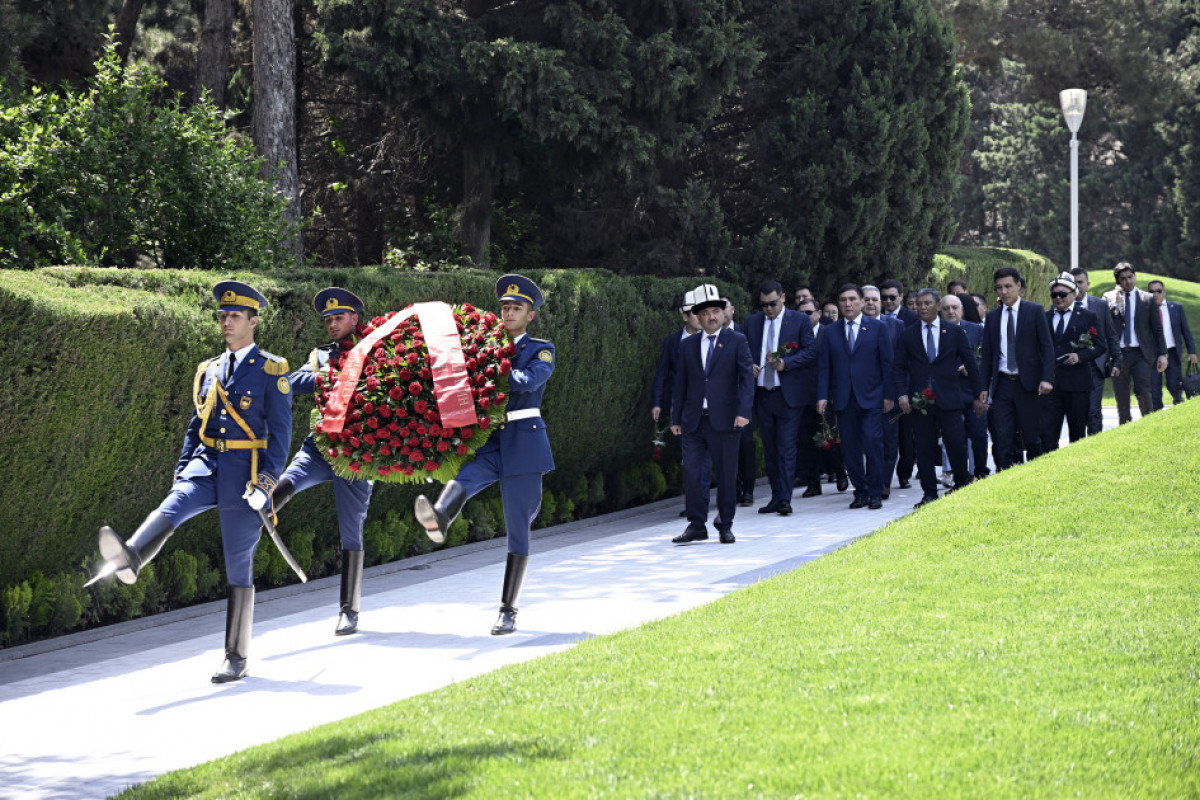 Speaker of Kyrgyz Parliament pays tribute to National Leader Heydar Aliyev and Azerbaijani martyrs-<span class="red_color">PHOTO