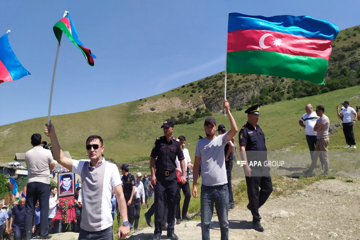 Birinci Qarabağ müharibəsində şəhid olan Rüfət Cabbarovun qalıqları Siyəzəndə dəfn olunub - FOTO 