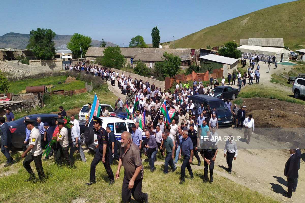 Birinci Qarabağ müharibəsində şəhid olan Rüfət Cabbarovun qalıqları Siyəzəndə dəfn olunub - FOTO 