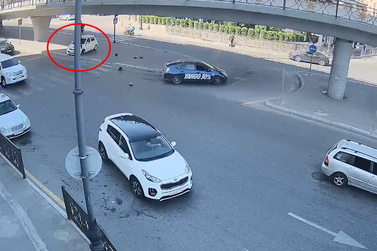 Bakıda avtomobil svetofor dirəyinə çırpılıb - VİDEO 