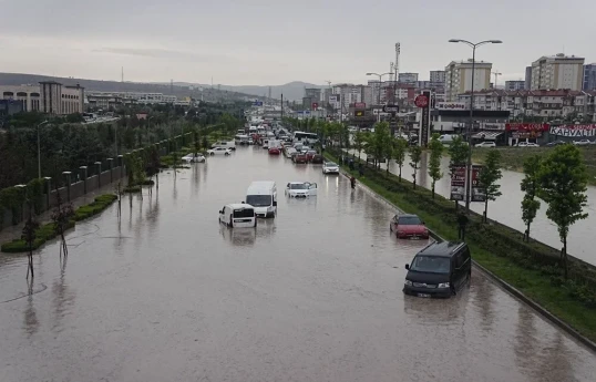 Güclü leysan nəticəsində Ankara küçələrini sel suları basıb