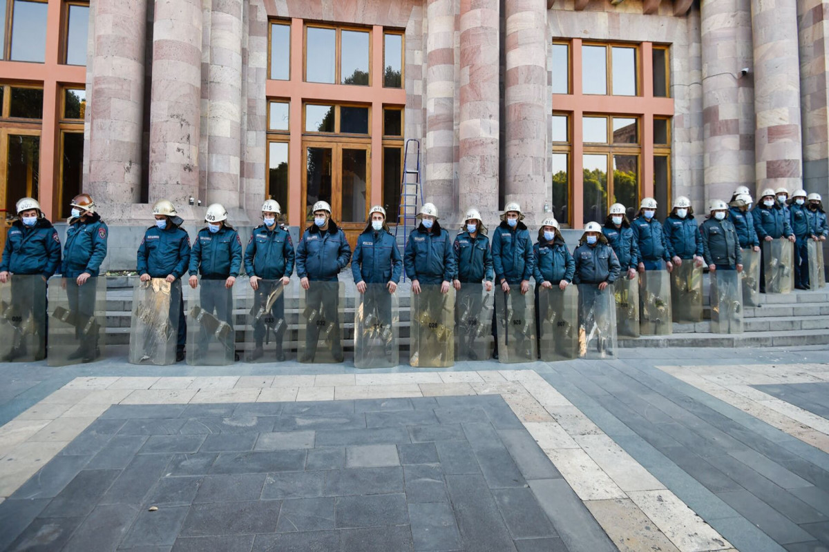 Ermənistan parlamentinin qarşısında polislərin sayı artırılıb - VİDEO 