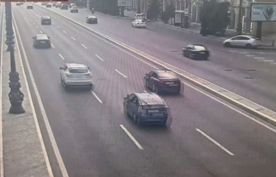 Ayağını pəncərədən çıxarıb "Prius" sürən şəxs həbs edilib - VİDEO 