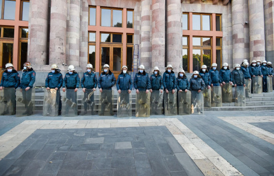 Ermənistan parlamentinin qarşısında polislərin sayı artırılıb - VİDEO 