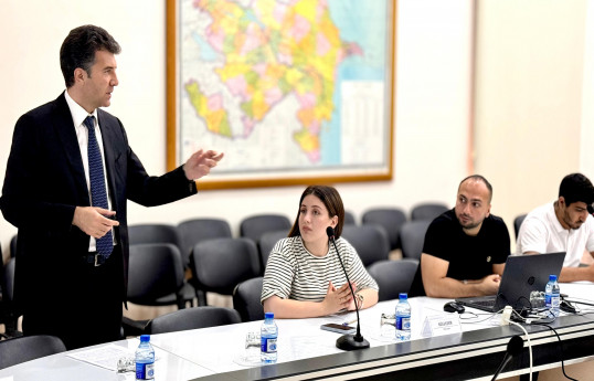 Jurnalistlər “İnsan hüquqları aylığı” çərçivəsində keçirilən təlimdə iştirak ediblər