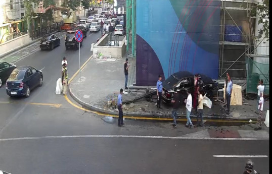 Bakıda yol qəzası nəticəsində svetofor yararsız vəziyyətə düşüb - FOTO 