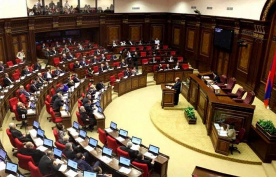 Ermənistan parlamentində deputatlar arasında dava düşüb - VİDEO 