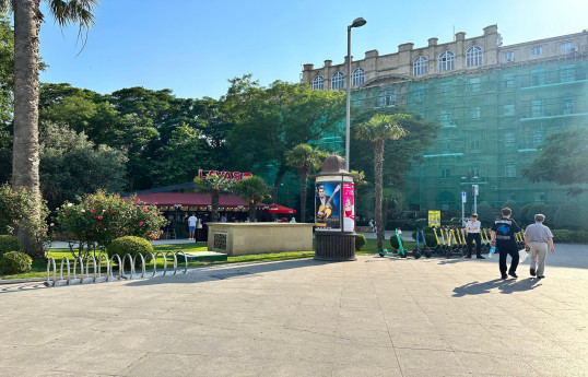 Bakıda velosipedlərin parklanması üçün dəmir konstruksiyaların quraşdırılmasına başlanılıb - FOTO 