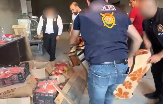 İstifadə müddəti bitmiş kolbasa və sosiska satışının təşkil edən şəxs saxlanılıb - VİDEO 