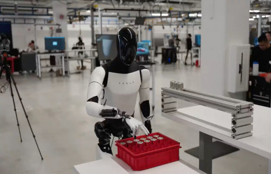 İlon Mask "Tesla" fabriklərində minlərlə insanabənzər robotun peyda olacağını bildirib
