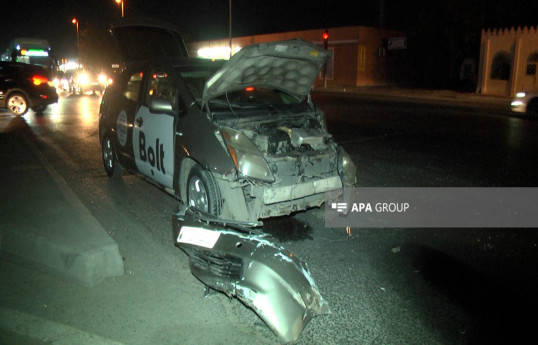 Bakıda sərnişin avtobusu minik avtomobili ilə toqquşub - FOTO 