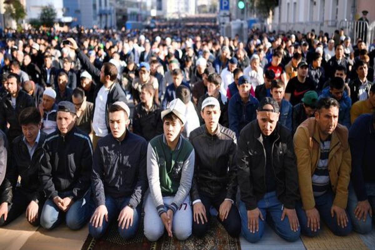 Moskva məscidlərində Qurban bayramı namazında 200 minə yaxın müsəlman iştirak edib