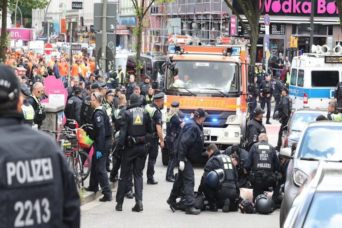 Polşa-Niderland futbol oyunundan əvvəl polisə hücum edilib, silahlı müdaxilə olub - FOTO  - VİDEO 