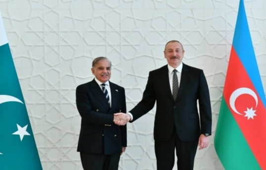 Pakistan İslam Respublikasının Baş naziri Məhəmməd Şahbaz Şərif və Azərbaycan Respublikasının Prezidenti İlham Əliyev