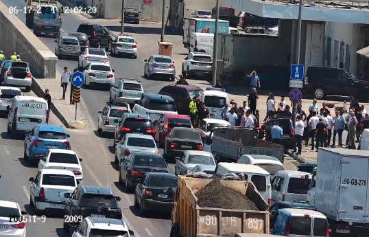 Bakıda yol qəzası olub, yolda sıxlıq yaranıb