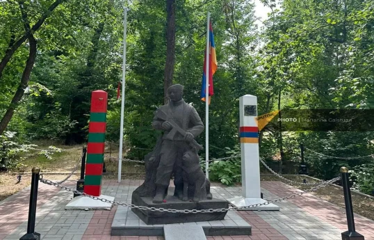 İrəvanın Qələbə parkında Rusiyanın bayrağını cırıb,  gerbini sındırıblar