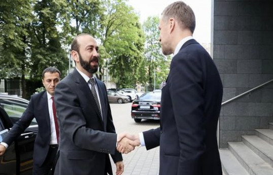 Mirzoyan Vilnüsdə litvalı həmkarı ilə görüşüb