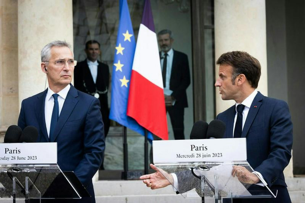 NATO Baş katibi Yens Stoltenberq və Fransa Prezidenti Emmanuel Makron