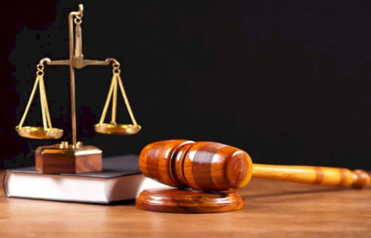 Coratda evə silahlı basqın edərək 3 nəfəri öldürməkdə təqsirləndirilən şəxsin məhkəməsi başlayır
