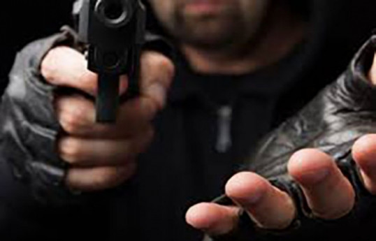 Bakıda cinayətkar ailə üzvlərini önə verərək 3 polis əməkdaşını və 1 mülki şəxsi qətlə yetirib