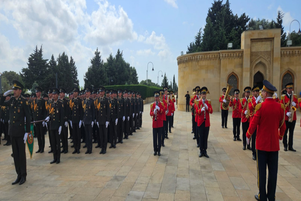 Soldiers marching in parade through Baku in Armed Forces Day celebration -<span class="red_color">PHOTO