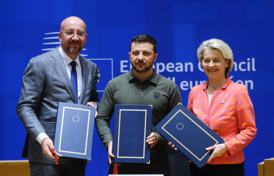 Aİ Şurasının Prezidenti Şarl Mişel, Ukrayna Prezidenti Vladimir Zelenski, Avropa Komissiyasının Prezidenti Ursula von der Leyen