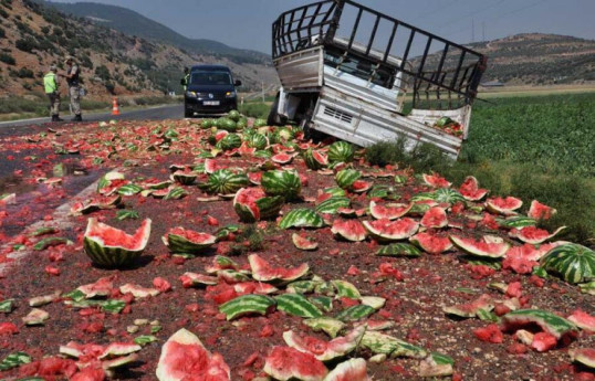 Şamaxıda qarpızla dolu yük avtomobili dərəyə aşıb