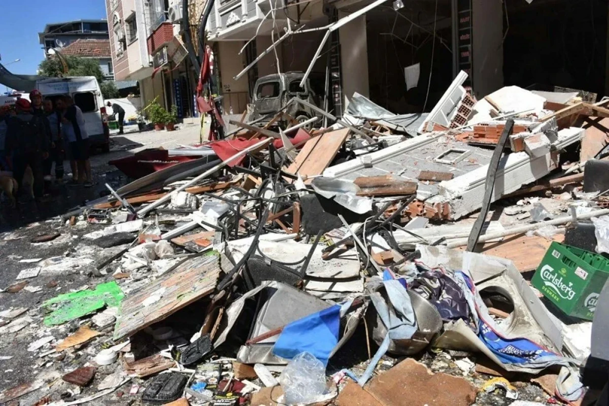İzmirdə baş verən güclü partlayış anı kameralara düşüb - VİDEO 