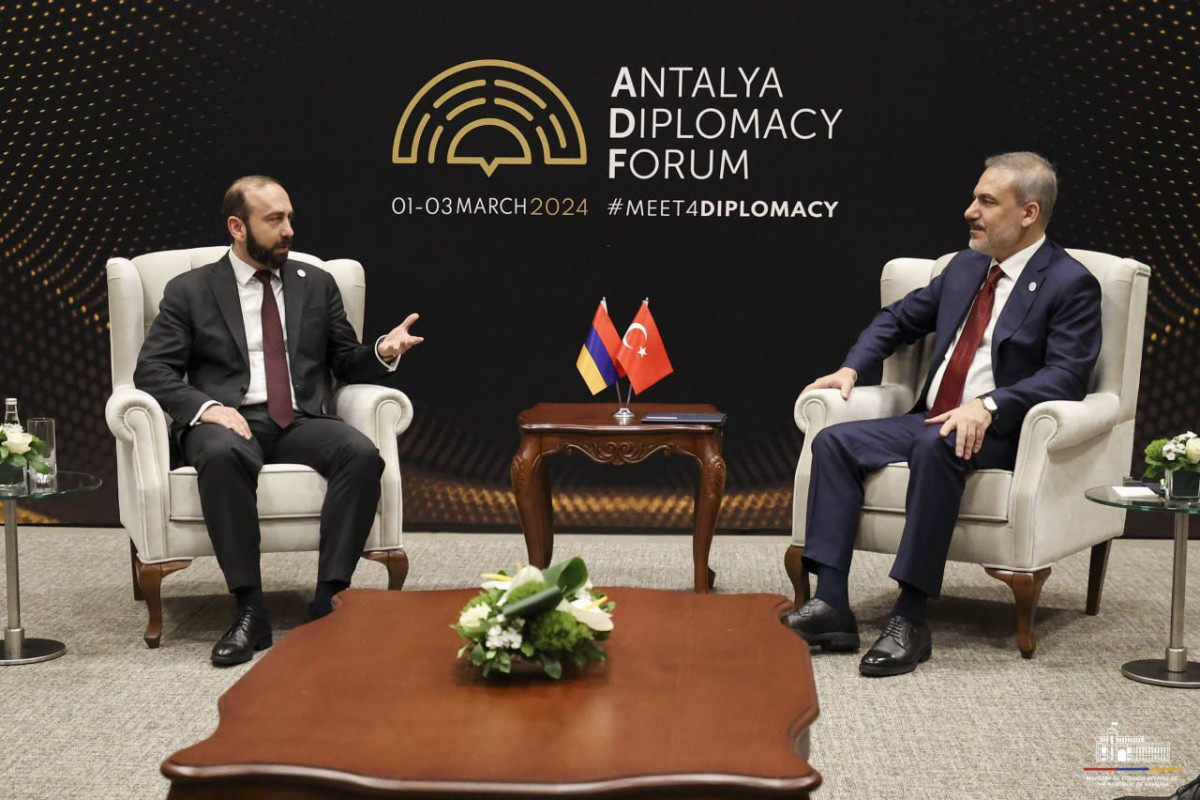 Хакан Фидан встретился с главой МИД Армении