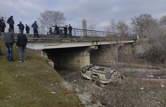 Xaçmazda mikroavtobus çaya aşıb, yaralanan var - FOTO 