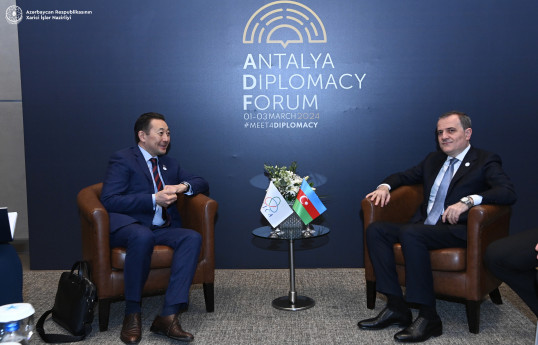 Ceyhun Bayramov AQEM baş katibi ilə regional əməkdaşlığı müzakirə edib
