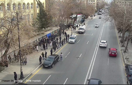 NİM: Buraxılış imtahanın keçirildiyi müəssisələrin ətrafındakı yollarda sıxlıq müşahidə edilmir - FOTO 