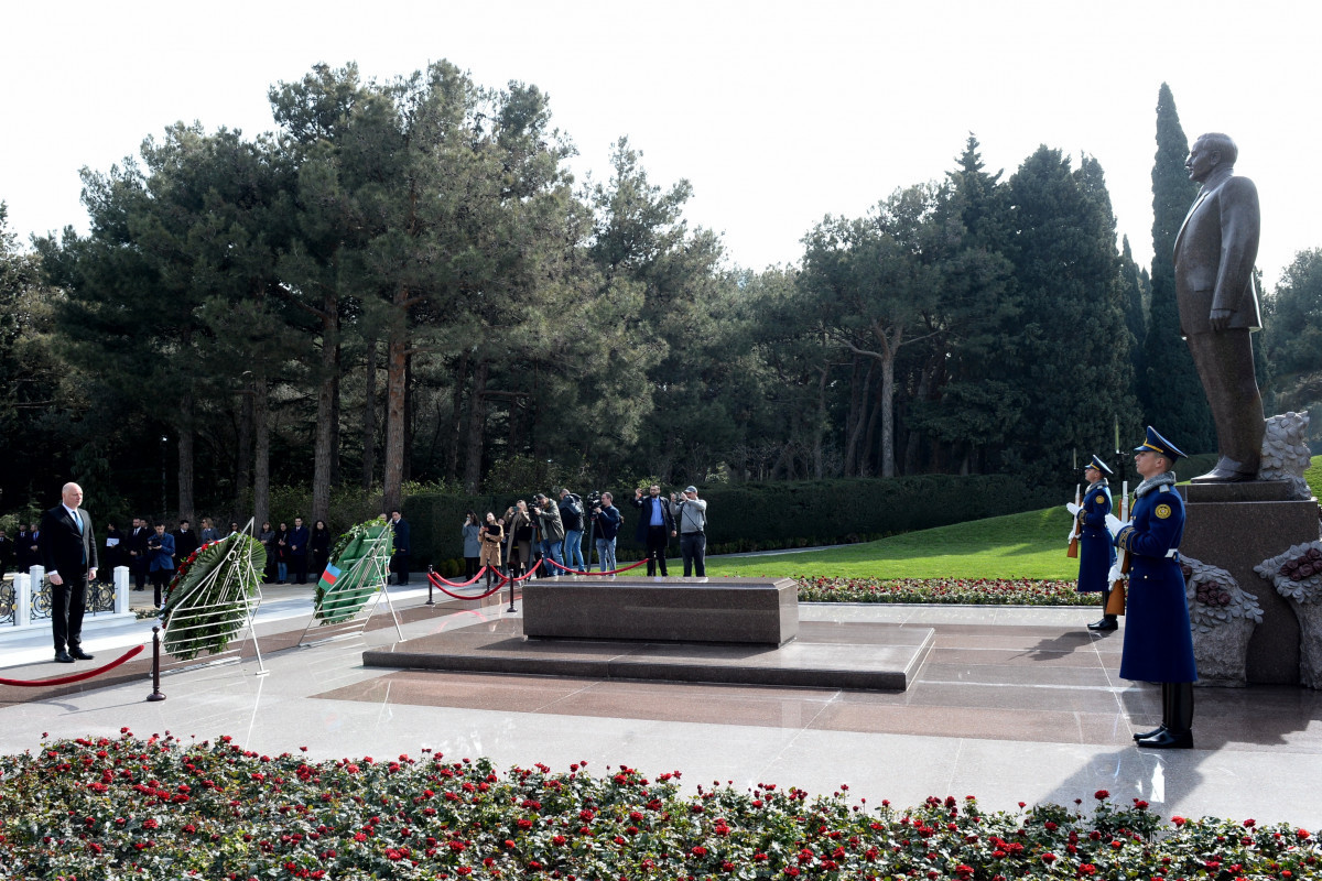 Председатель Народного Собрания Болгарии посетил могилу общенационального лидера Гейдара Алиева