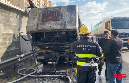Sumqayıtda yük maşını yanıb