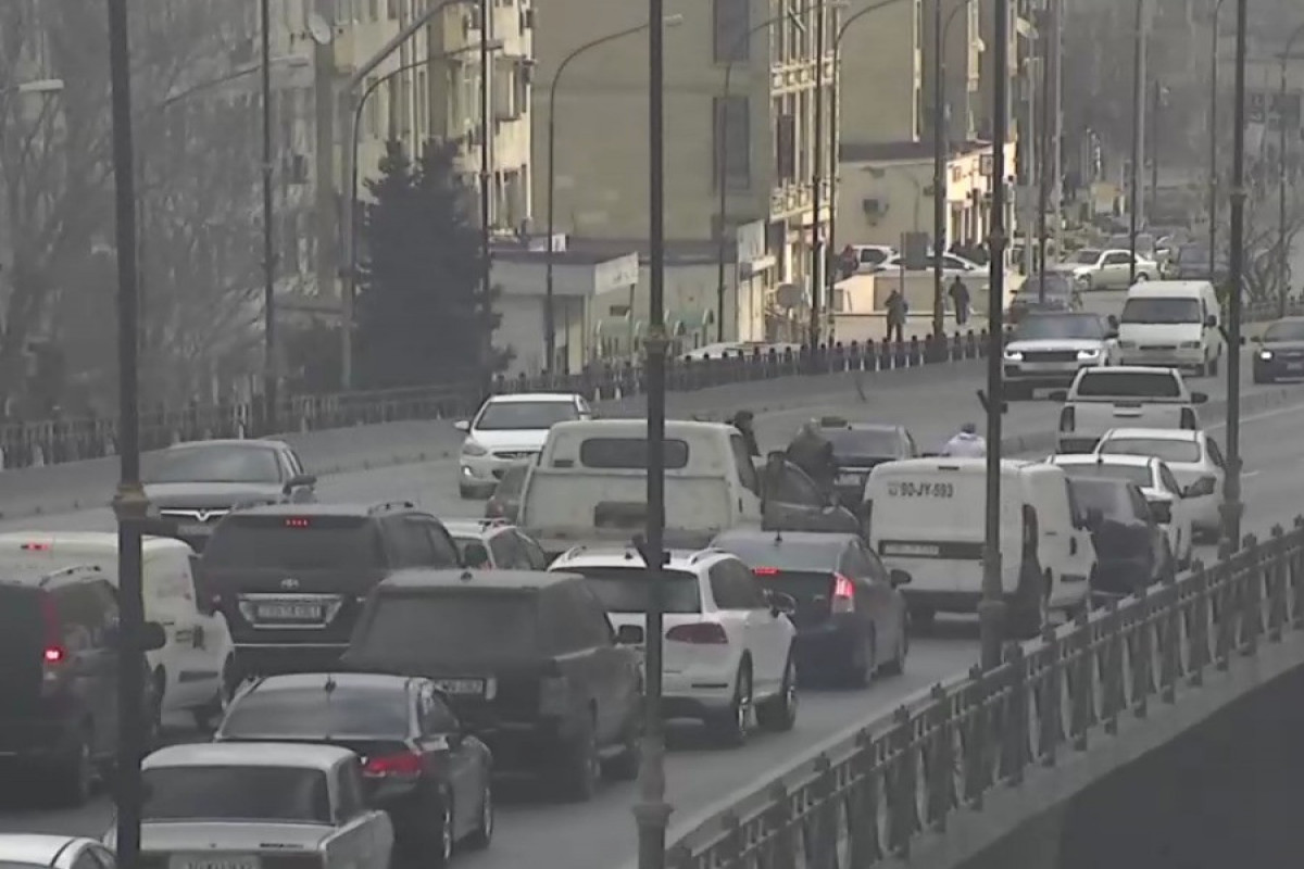 Bakıda körpüdə yol qəzası olub, sıxlıq yaranıb - FOTO 