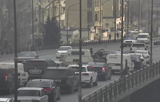 Bakıda körpüdə yol qəzası olub, sıxlıq yaranıb - FOTO 