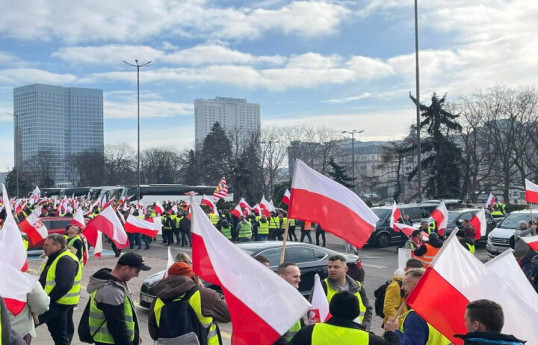 Polşalı fermerlər Baş nazirin ofisinin və parlamentin qarşısında aksiya keçiriblər